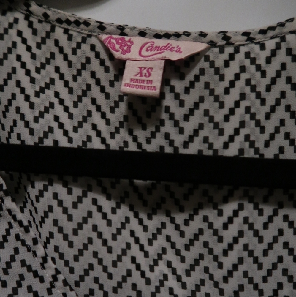 Candie's Black White Geometric V Neck Blouse Career Top XS - Picture 5 of 6